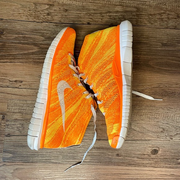 Men’s Size 9.5 Nike Free Flyknit Chukka Total Orange Volt - Picture 4 of 5